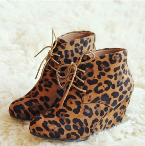 𝙇𝙖𝙨𝙩 5.5 & 6 🖤Leopard Suede Wedge Ankle Boot - Picture 2 of 8